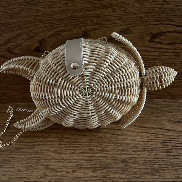 Tommy Bahama Woven Turtle Crossbody Bag in Natural Straw with Gold Chain NWT - Picture 2 of 8